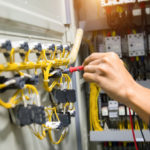 electricistas-manos-probando-corriente-electrica-panel-control_34936-1297